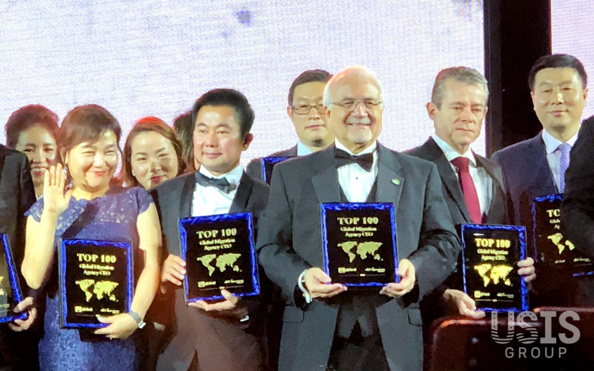 Ông Chris Lộc Đào (thứ 2 từ trái qua) cùng đại diện các đơn vị khác vinh dự nhận giải thưởng Top 100 CEO các Công ty Tư vấn Định cư & Quốc tịch Toàn cầu